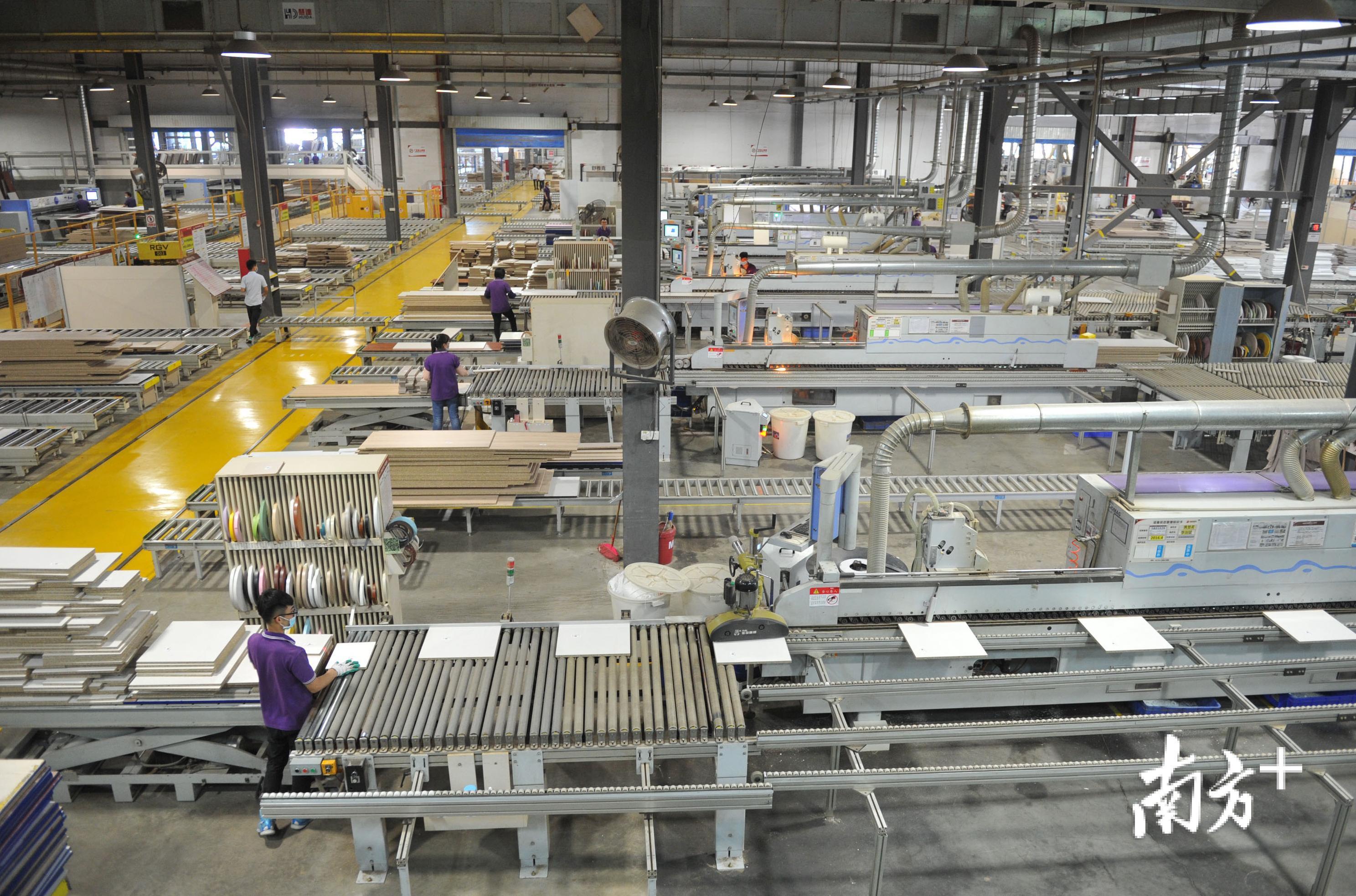 位于佛山的维尚家具五厂实现了高度的自动化生产。南方日报记者 戴嘉信 摄