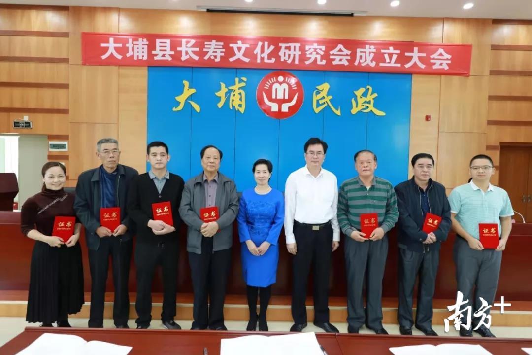 大埔县委常委、统战部部长张红梅，县政府副县长刘辉堂与新当选的袁光明会长，肖耀欣常务副会长，林德树、陈介成、罗仕海、邱汉章副会长合影。