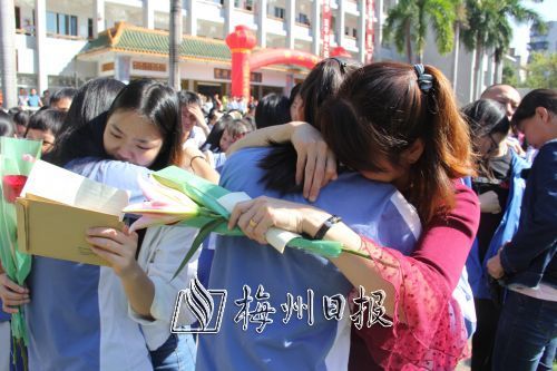 学生和家长相互交换信件、礼物，并紧紧拥抱在一起互诉心声。