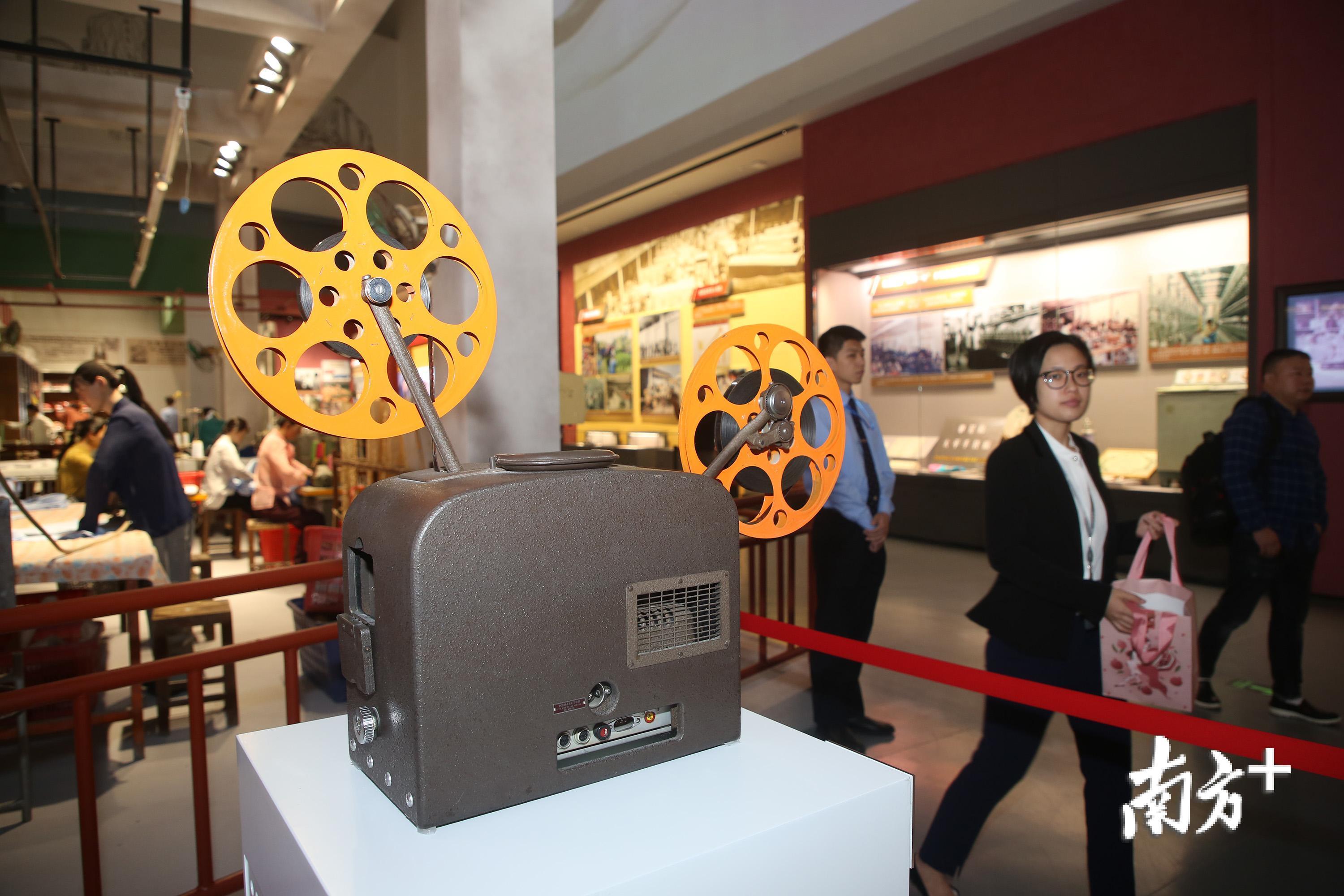 观众通过摇动放映机观看20世纪80年代的广东老照片.