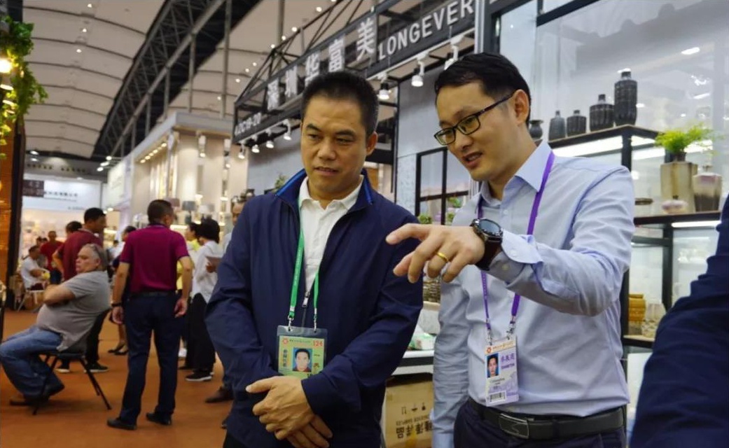 大埔县委常委、副县长吴东华与县陶产办主任吴景礼、县经信局副局长肖高贤等领导实地参观考察了此次广交会盛况。