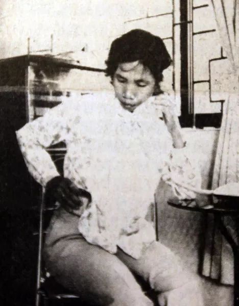 1992年11月12日，深圳市宝安县无线传呼业务日益发展，“BB机”进入农家，这是沙井镇万丰村陈万芳的“BB机”响了。