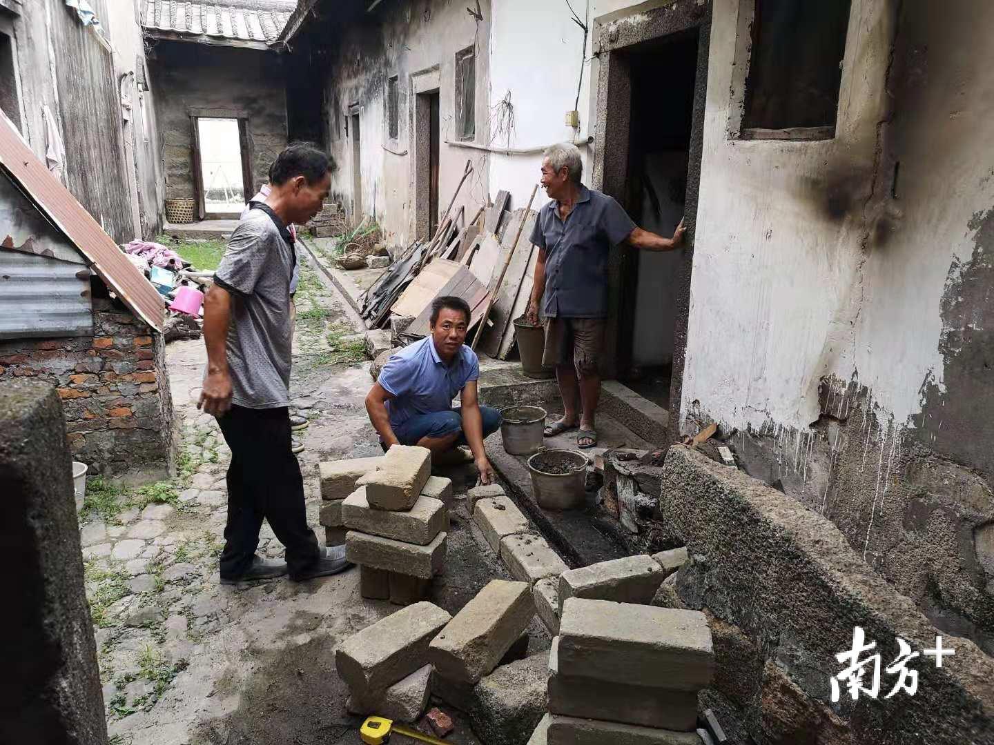 对贫困户实施的居住环境改善工作。 对贫困户实施的居住环境改善工作。