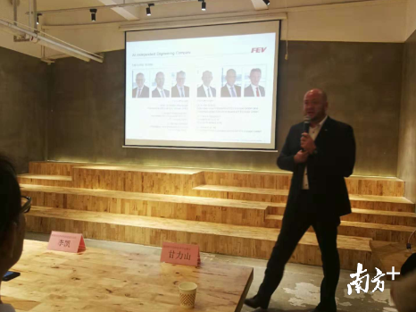 德国FEV动力总成和运营副总裁斯蒂芬.尼德尔先生介绍FEV的发展情况。杨晖桃 摄。