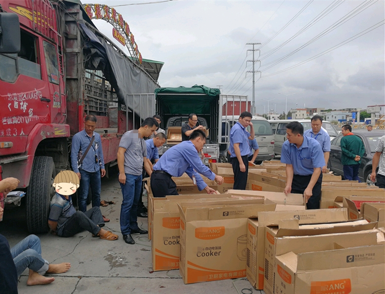 勒流派出所民警在容桂海尾立交附近抓获犯罪嫌疑人。顺德公安供图