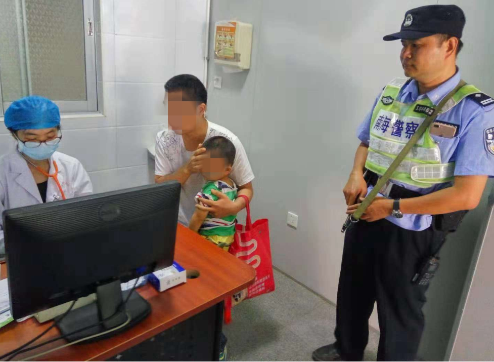 李志坚正在嫌疑人身旁进行监控。