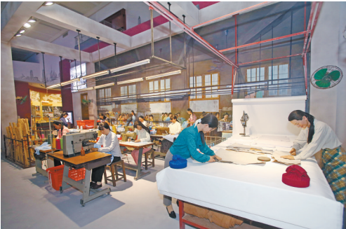 被称为广东“四小虎”的东莞、顺德、南海、中山其乡镇企业在改革开放进程中发挥了重要作用这是当年乡镇企业工厂生产车间复原。