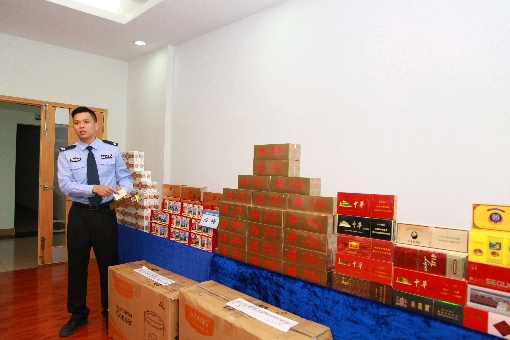 查获的走私香烟涉及中华、双喜、黄鹤楼等知名品牌。顺德公安供图