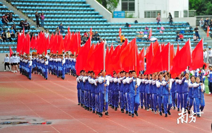 学生方队进场。 学生方队进场。