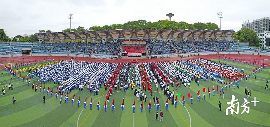 全体师生齐唱国歌。 全体师生齐唱国歌。