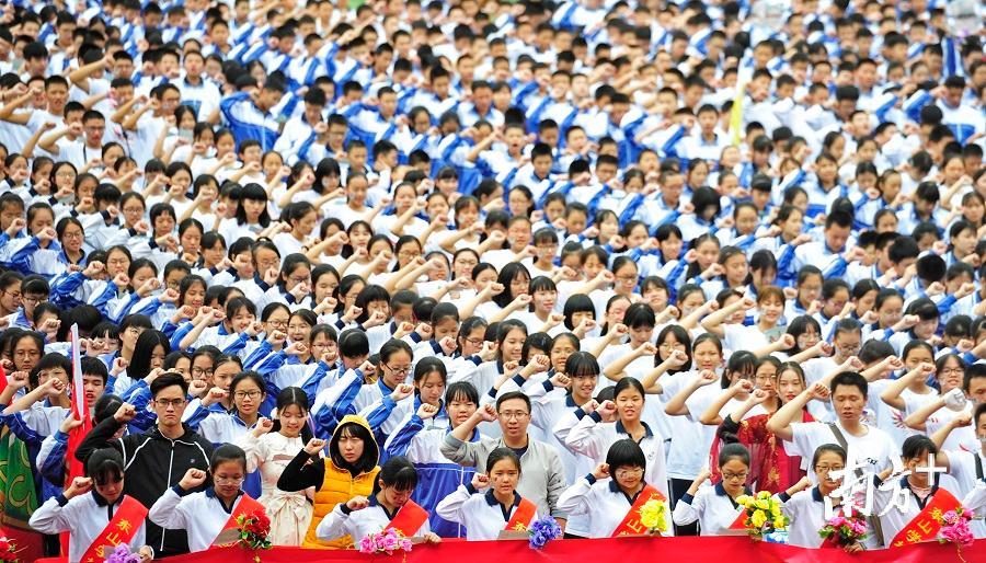 全体师生宣誓。 全体师生宣誓。