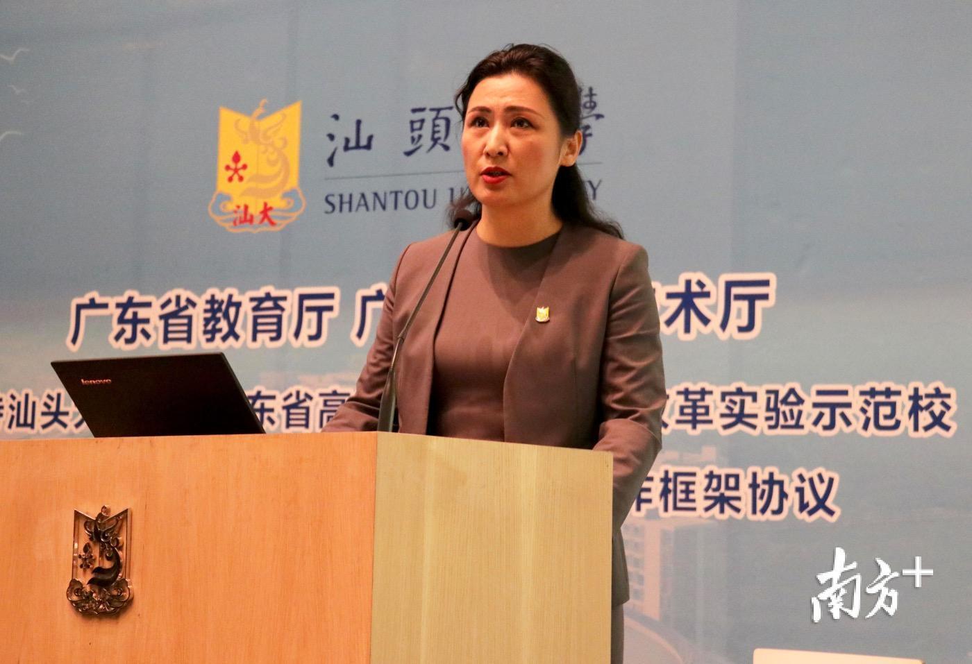 汕头大学党委书记、校长姜虹发表致辞。