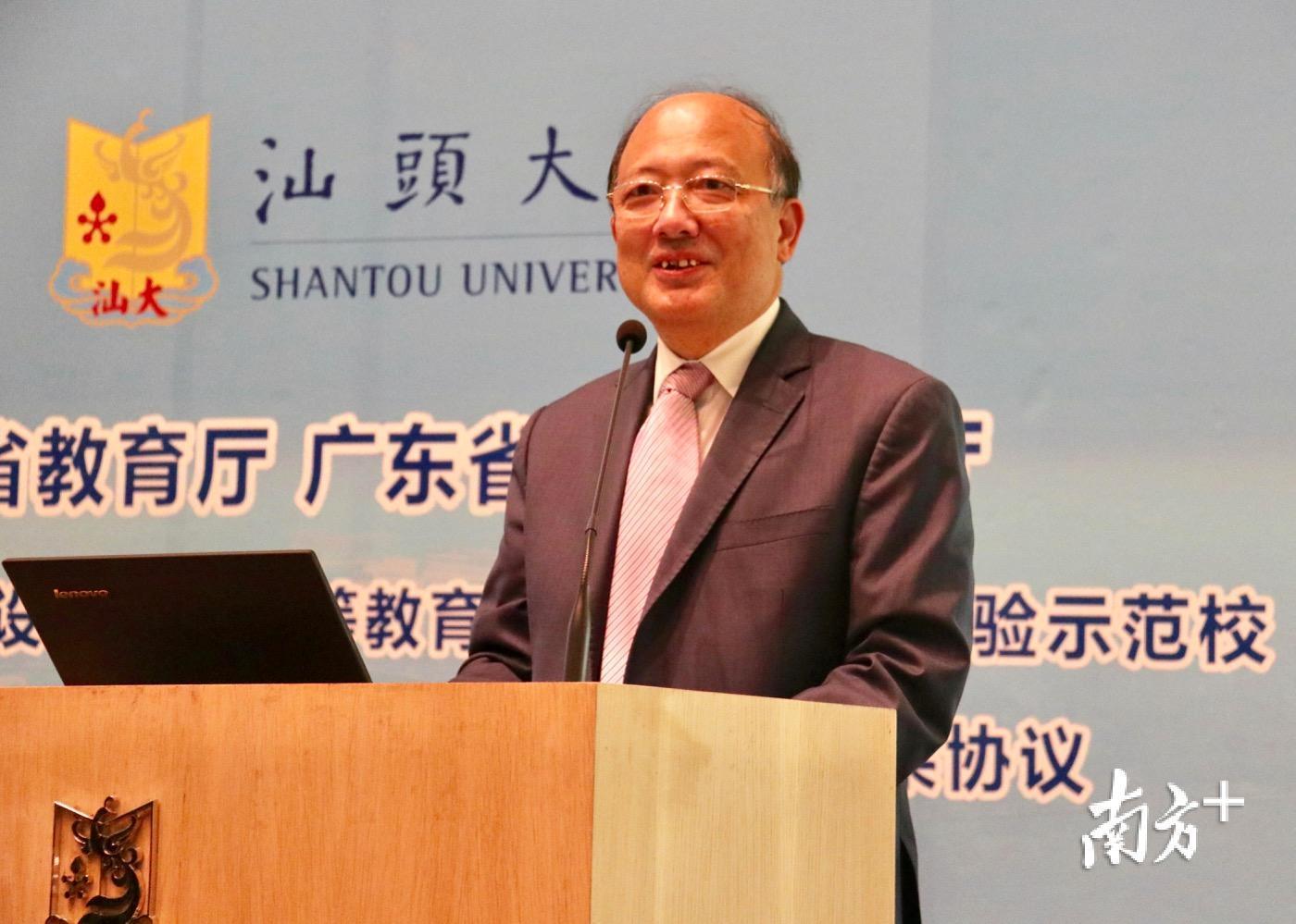 南科大校长陈十一发表致辞。