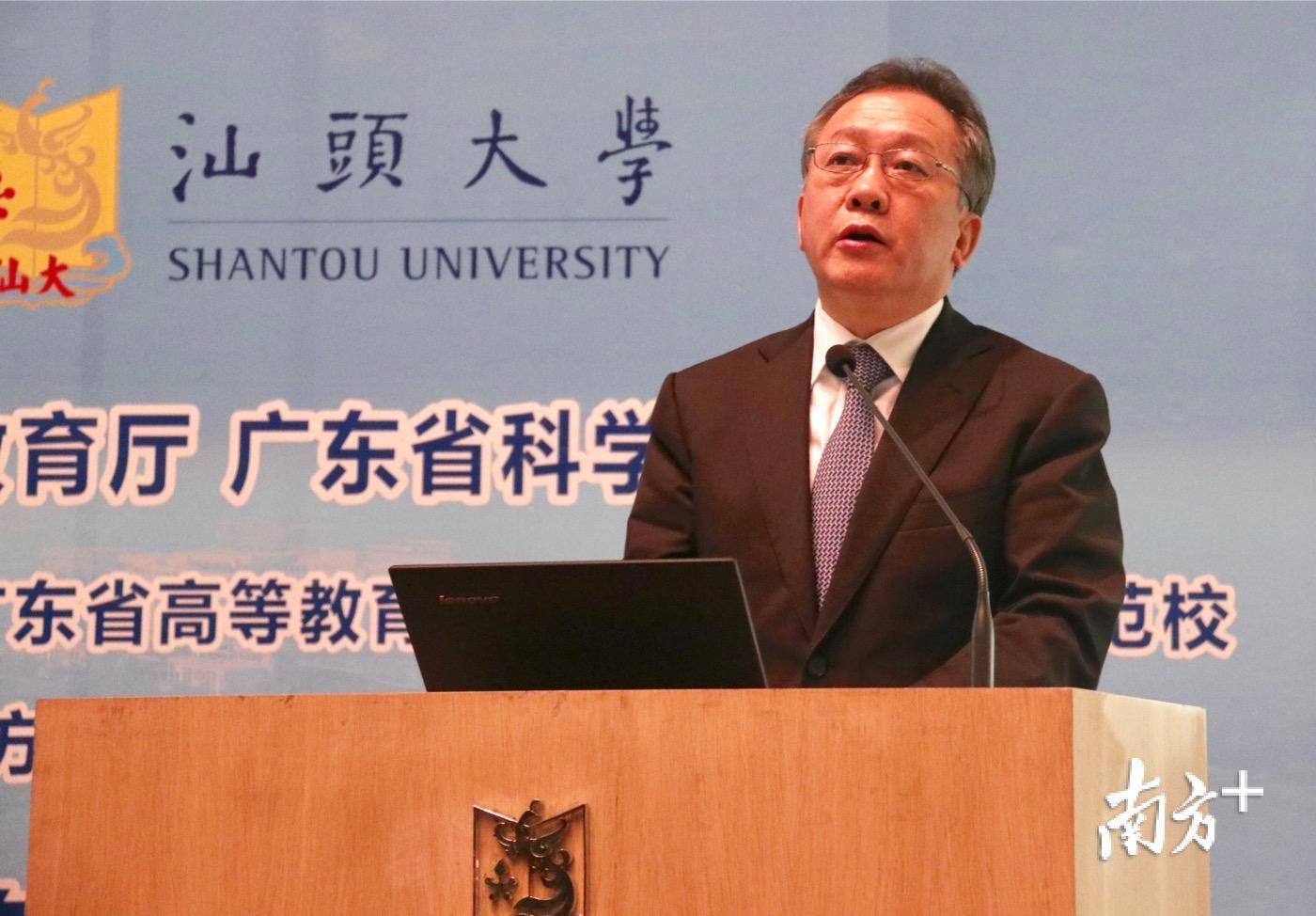 省教育厅厅长景李虎发表致辞。