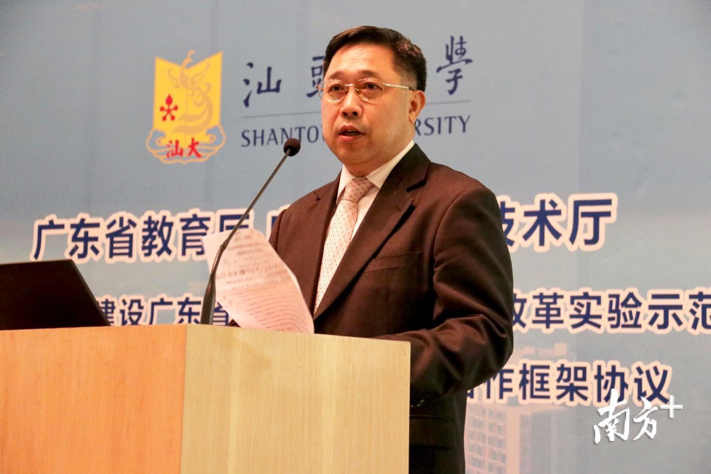 省科技厅副厅长劳帜红发表致辞。