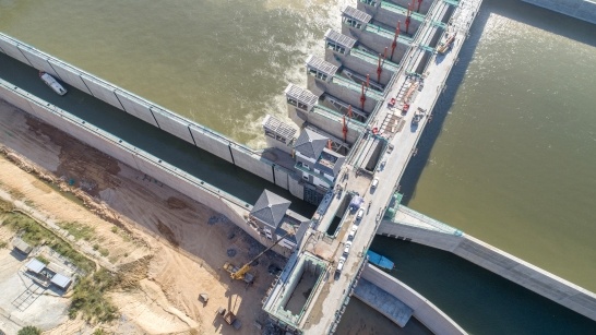 高陂水利枢纽船闸进行实船航行试验,船只开进闸室。高陂水利枢纽建设指挥部供图 高陂水利枢纽船闸进行实船航行试验,船只开进闸室。高陂水利枢纽建设指挥部供图