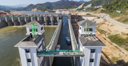 高陂水利枢纽船闸进行实船航行试验。高陂水利枢纽建设指挥部供图 高陂水利枢纽船闸进行实船航行试验。高陂水利枢纽建设指挥部供图