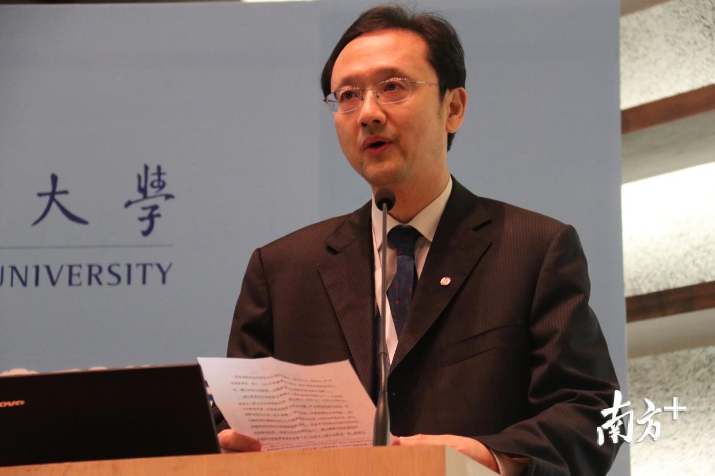 新任汕大执行校长王泉发表致辞。