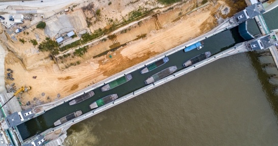 高陂水利枢纽船闸进行实船航行试验,并获得成功。高陂水利枢纽建设指挥部供图 高陂水利枢纽船闸进行实船航行试验,并获得成功。高陂水利枢纽建设指挥部供图