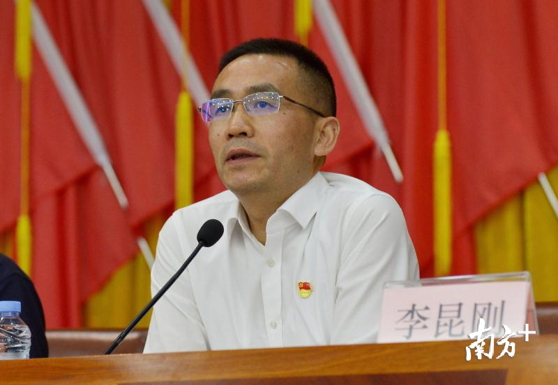 布吉街道党工委书记李昆刚