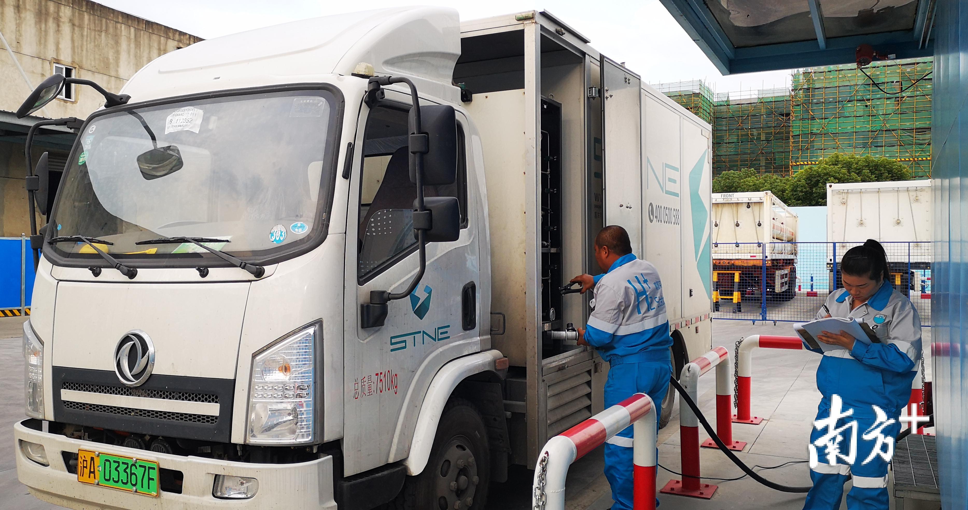 为配套服务上路的燃料电池汽车，上海重塑科技自主建设了加氢站。卢浩能 摄