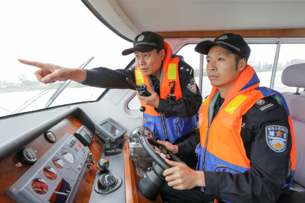 顺德水警在开展水上大巡查。