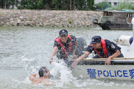 顺德水警在救援水上溺水群众。