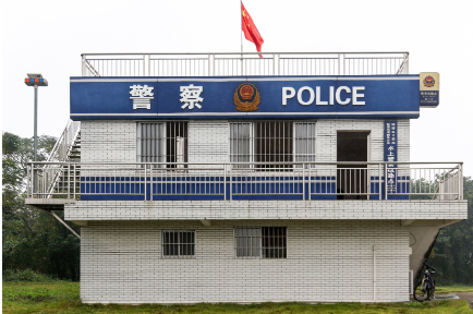 顺德水警在勒流鲤鱼沙岛建立水上执勤点，为过往货船保驾护航。