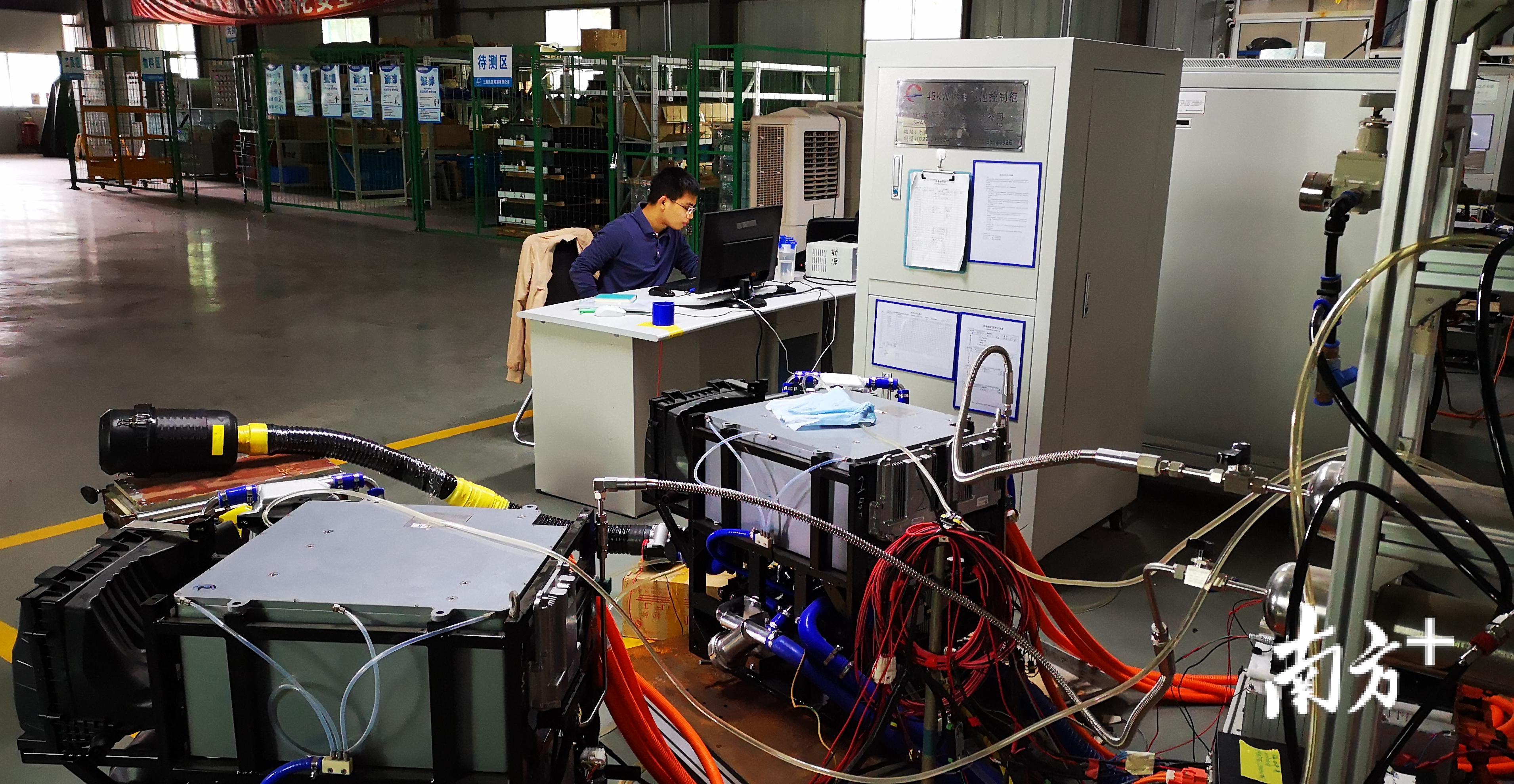 上海新源动力的实验车间内，工作人员正在测试燃料电池系统。卢浩能 摄