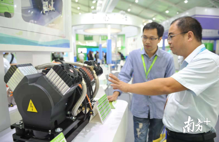 在燃料电池零部件展品前,宾客“围观”讨论。戴嘉信 摄 在燃料电池零部件展品前,宾客“围观”讨论。戴嘉信 摄