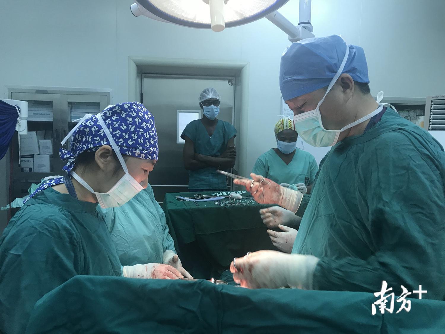 今年5月，省妇幼保健院副院长刘国成在加纳完成一例凶险前置胎盘手术