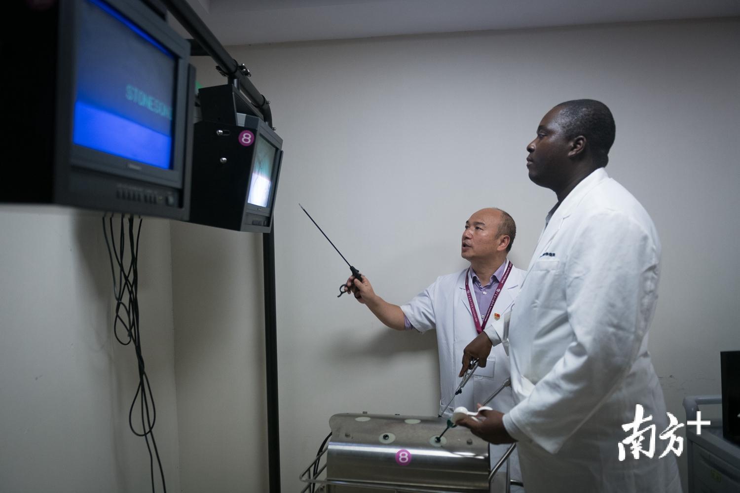 罗喜平指导戴维操作腹腔镜