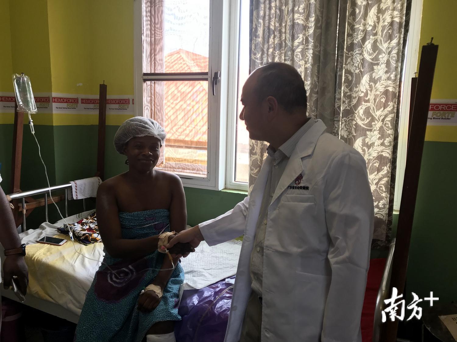 今年5月罗喜平在加纳检查患者术后情况