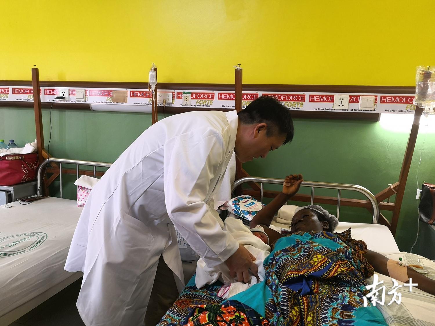 刘国成在加纳LEKMA医院术后访视