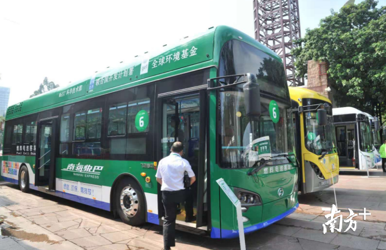 户外展区展示的燃料电池客车。戴嘉信 摄 户外展区展示的燃料电池客车。戴嘉信 摄