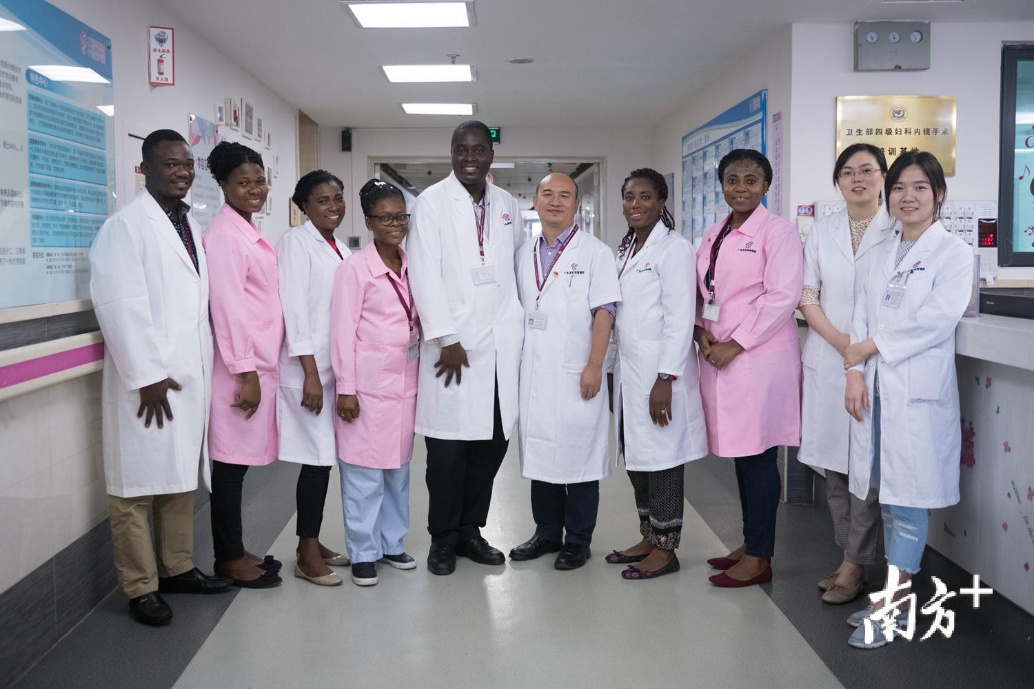 第二批前来省妇幼保健院学习的加纳医护人员与罗喜平合影