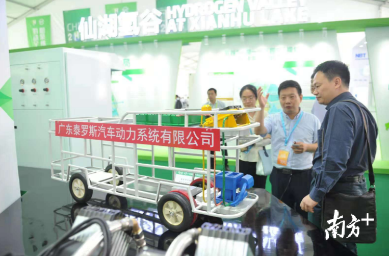 泰罗斯研发设计的燃料电池客车模型吸引宾客驻足观看。戴嘉信 摄 泰罗斯研发设计的燃料电池客车模型吸引宾客驻足观看。戴嘉信 摄