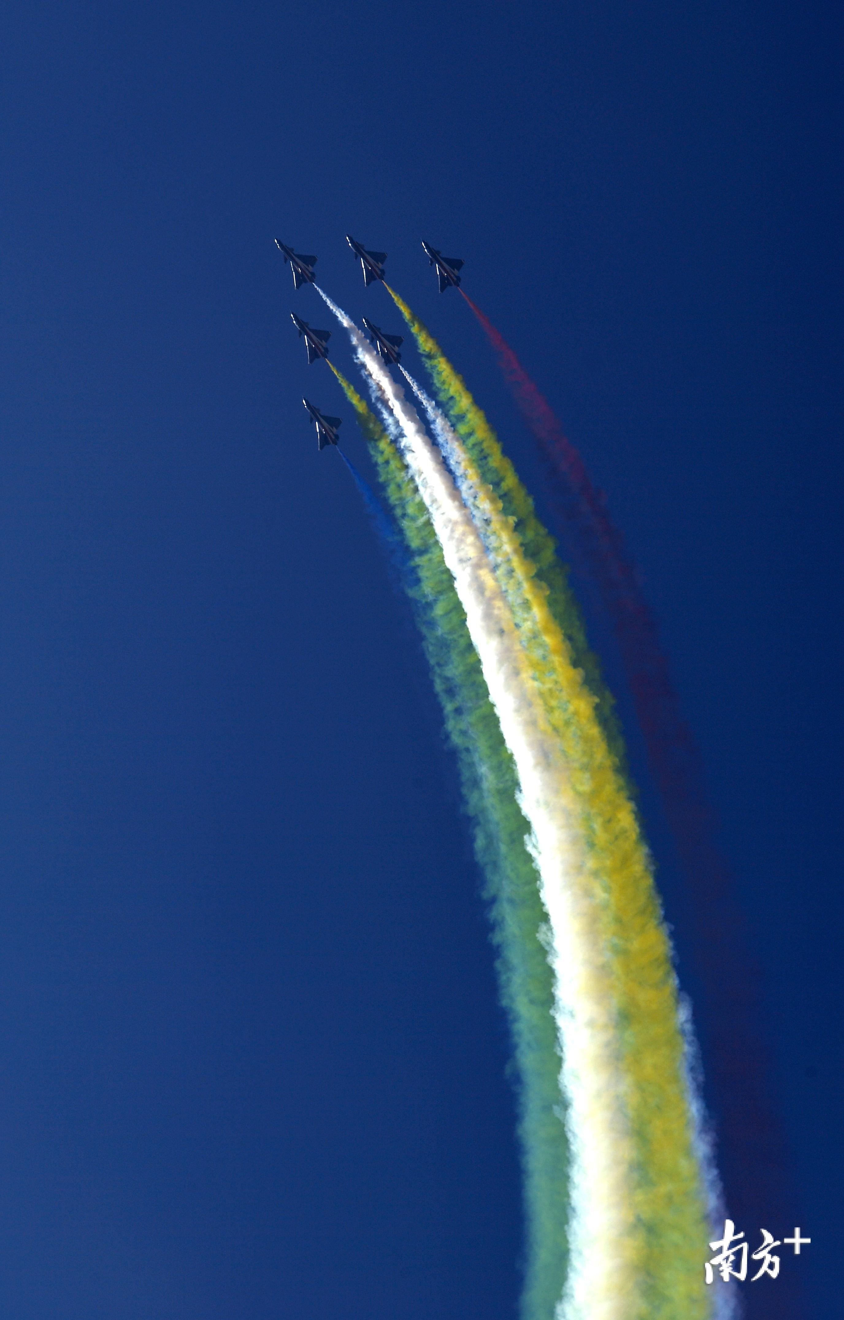 再来一波炫图!"八一"飞行表演队6架歼10战机冲上云霄