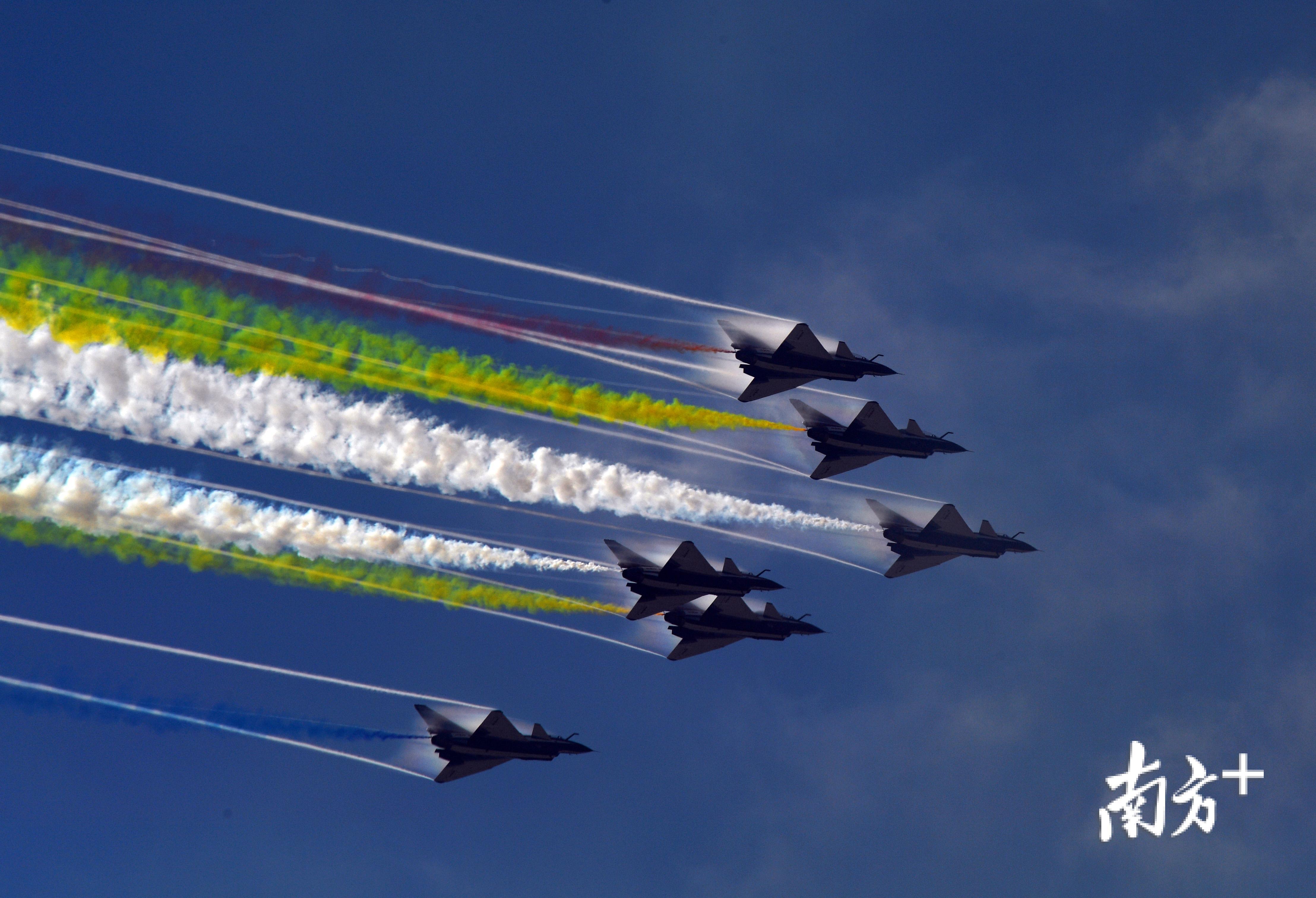 再来一波炫图!"八一"飞行表演队6架歼10战机冲上云霄