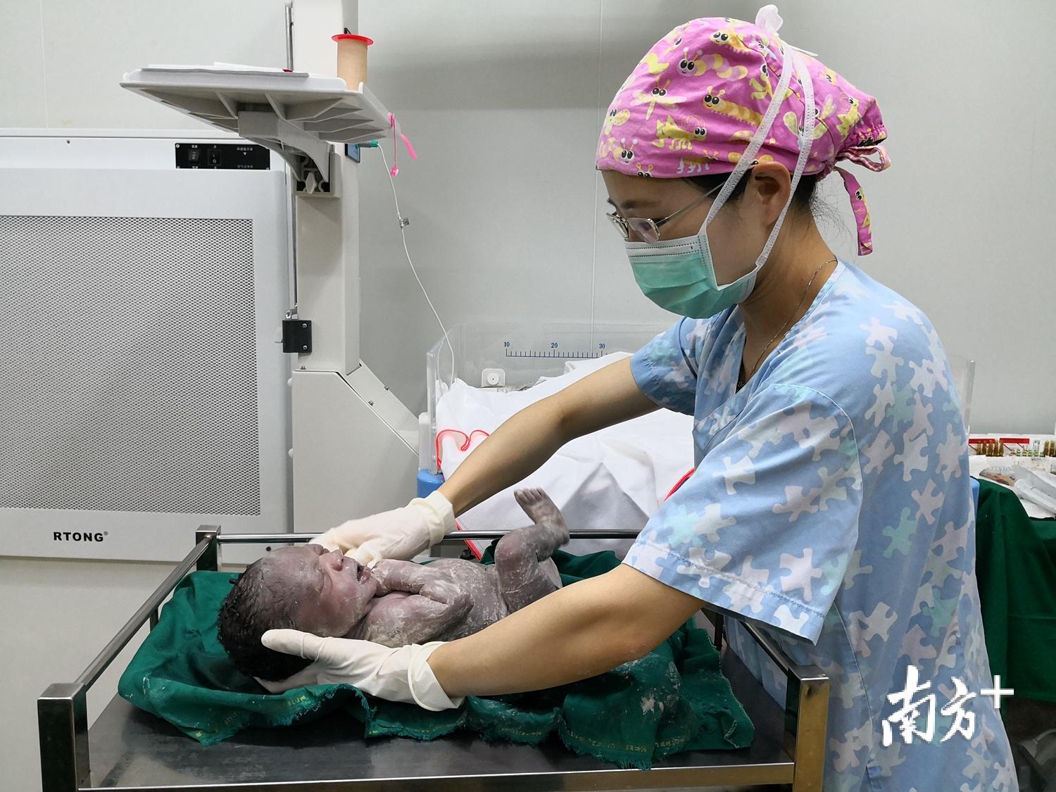 今年5月在加纳LEKMA医院，助产士梁红丹清理新生婴儿