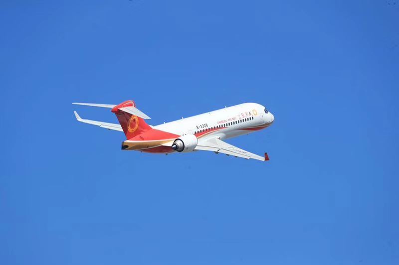 三架arj21飞机中,一架已经由中国商飞公司交付成都航空投入航线运行