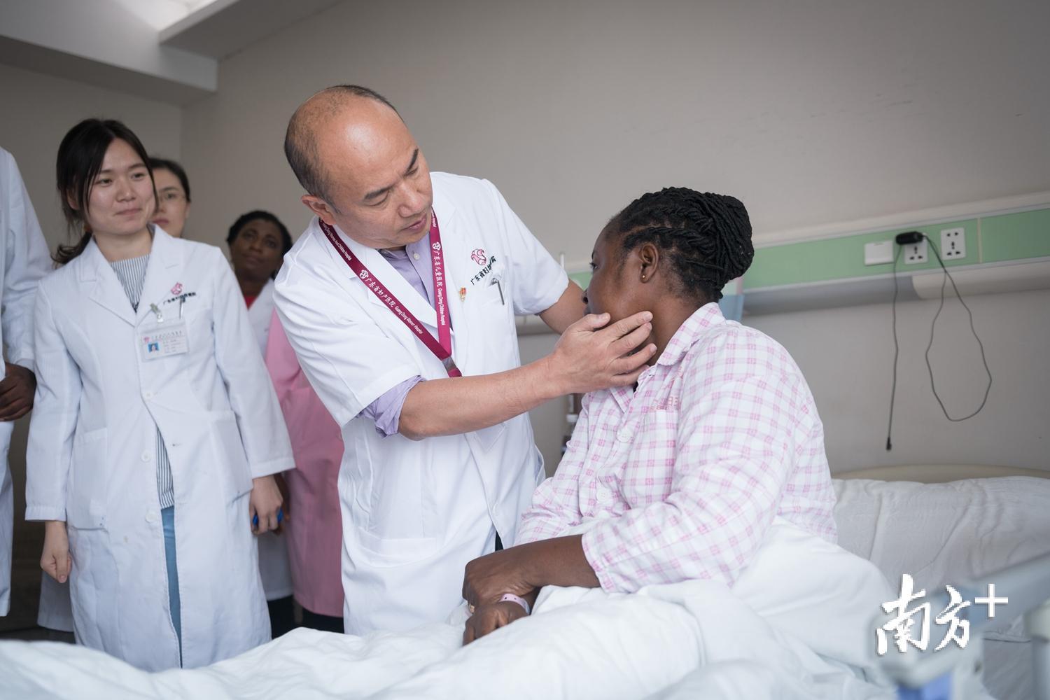 玛西出院前，罗喜平来为她做检查