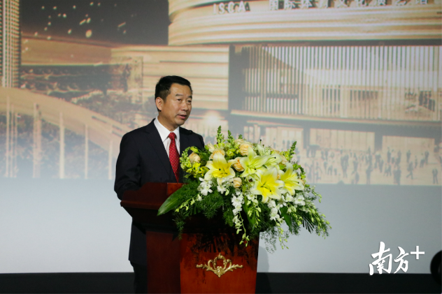 第27届中国金鸡百花电影节组委会主任张宏在开幕式上讲话。 第27届中国金鸡百花电影节组委会主任张宏在开幕式上讲话。