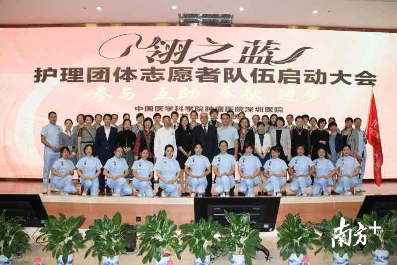 “翎之蓝”志愿者服务队授旗仪式 “翎之蓝”志愿者服务队授旗仪式