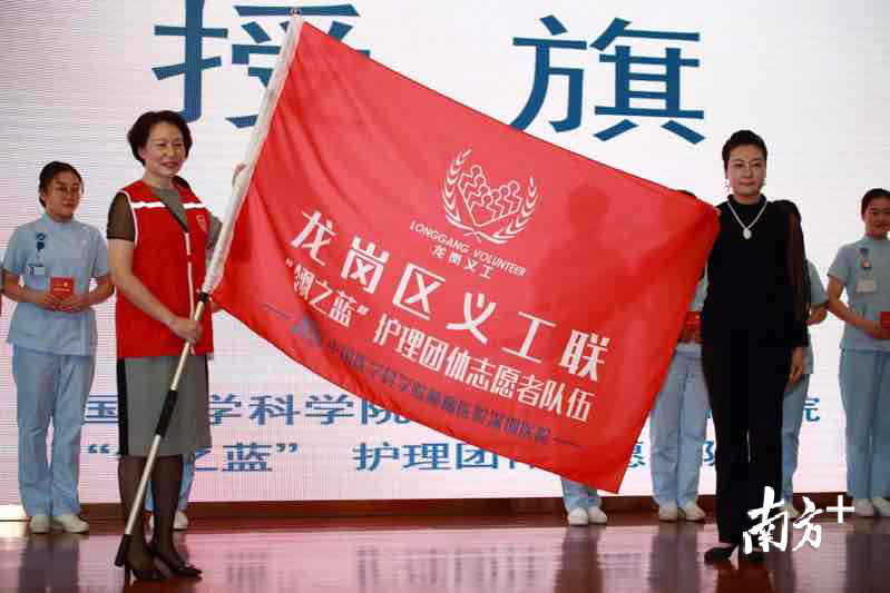 “翎之蓝”志愿者服务队授旗仪式 “翎之蓝”志愿者服务队授旗仪式