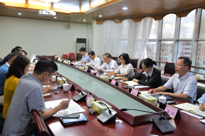 在随后召开的座谈会中，提案人代表介绍了提案的背景以及实施建议。