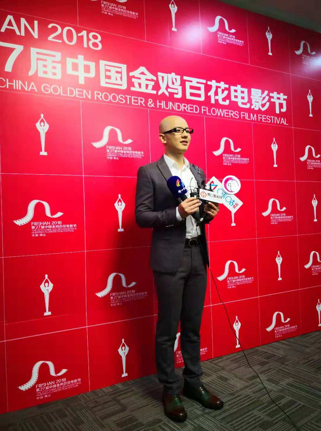 歌手平安在接受采访。