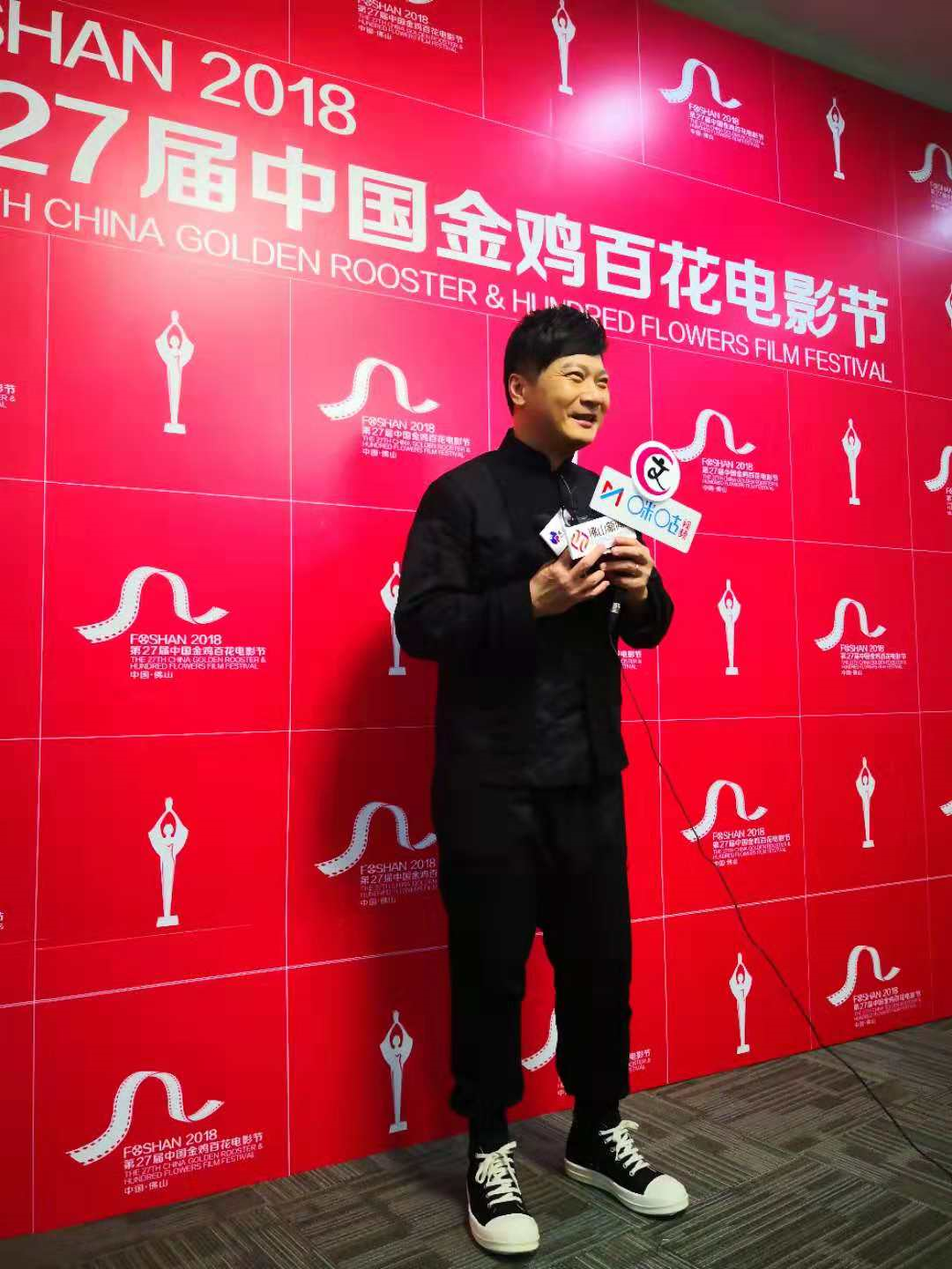 钱嘉乐在采访区接受采访。