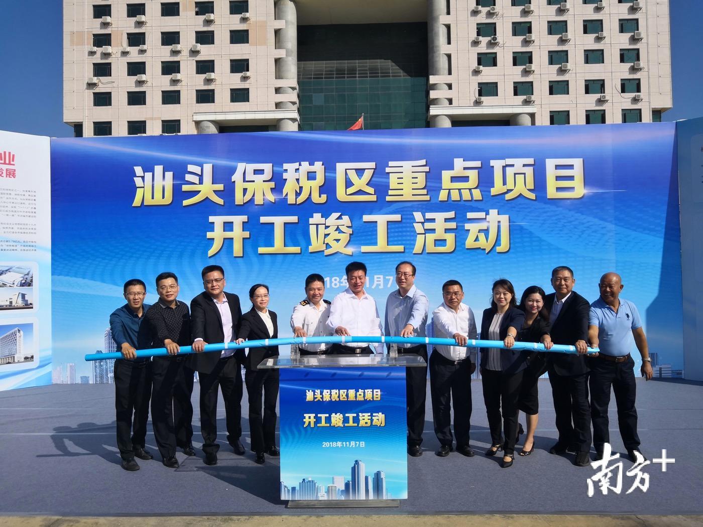 与会领导嘉宾推杆宣布项目启动。 与会领导嘉宾推杆宣布项目启动。