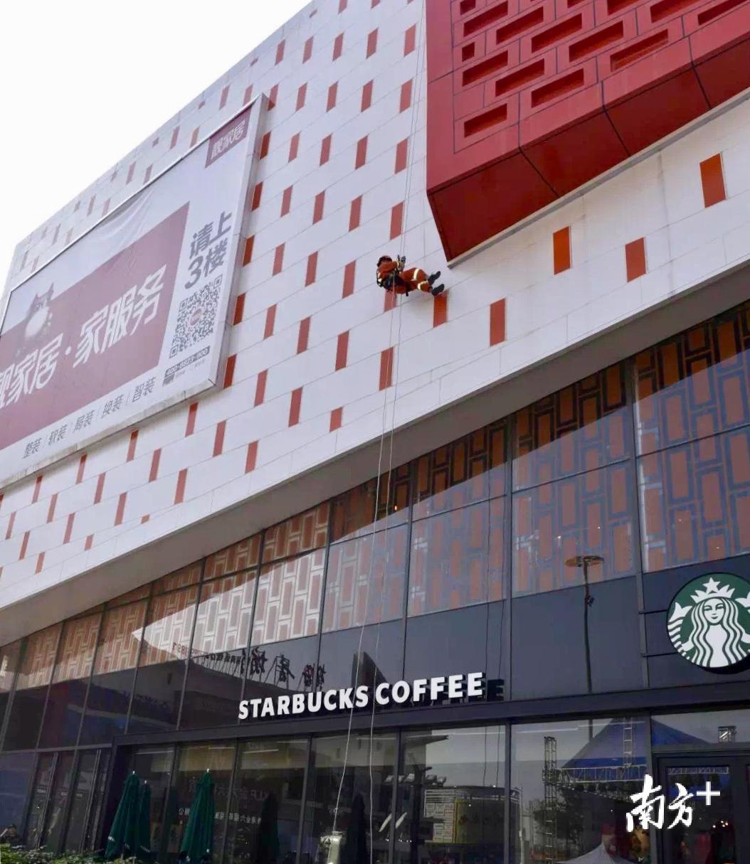 利用缓降器救援被困人员。